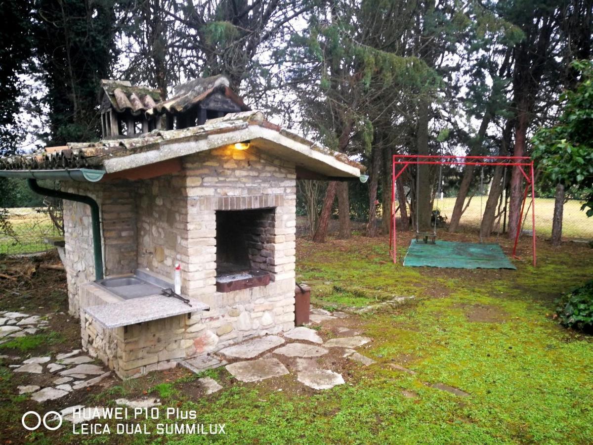 Villa Con Piscina אסיסי מראה חיצוני תמונה