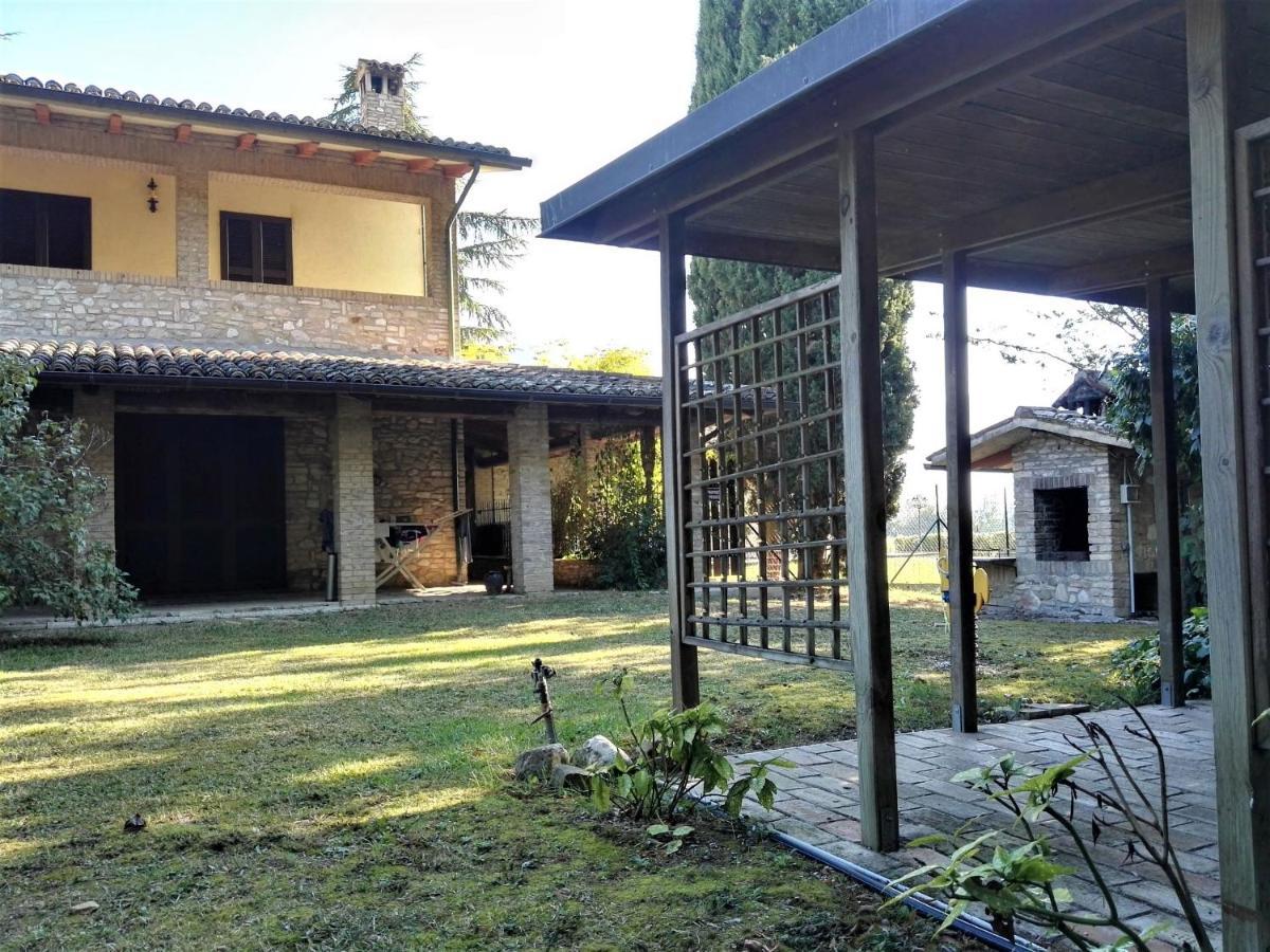Villa Con Piscina אסיסי מראה חיצוני תמונה