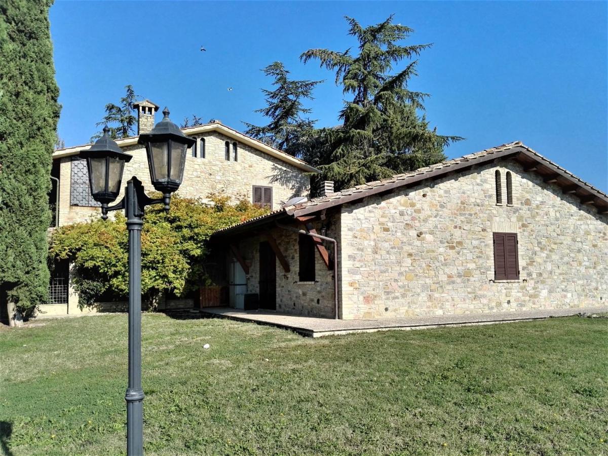 Villa Con Piscina אסיסי מראה חיצוני תמונה